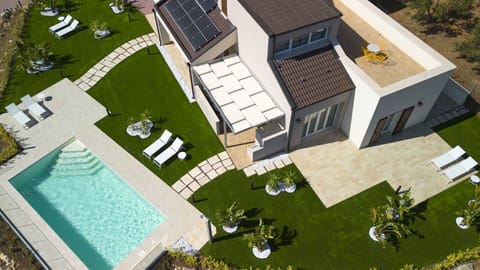 Balcony / Terrace / Patio, Building Exterior, Garden, Outdoor, Pool
