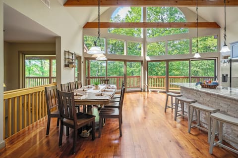Transition easily between the kitchen and the dining area.