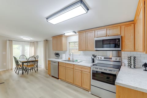 Kitchen | Dining Table | Free WiFi