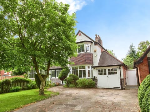 Welcome to your home in Moseley — modern, spacious and just minutes from Birmingham City Centre
