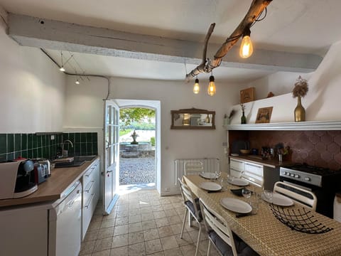 kitchen, dining table, oven, coffee machine, toaster, kettle, tea, coffee, sugar, mirror, graden