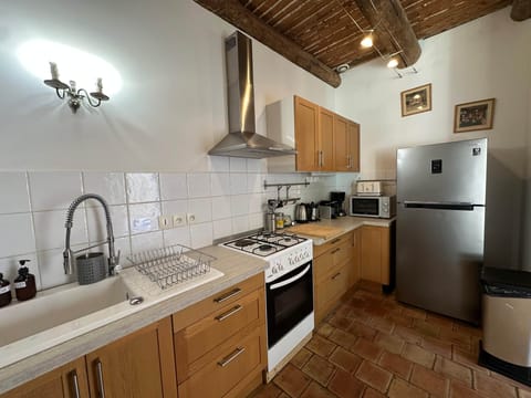 kitchen, microwave, toaster, kettle, coffee machine, oven, dishwasher, fridge, washing machine