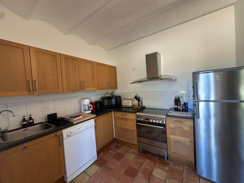 kitchen, dishwasher, fridge, freezer, kettle, toaster, oven, coffee machine, microwave, cooker hood