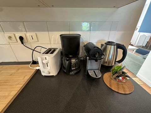 kitchen, toaster, coffee machine, kettle, sugar, tea, coffee