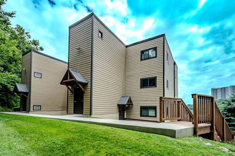 Stylish mountain retreat with easy access — surrounded by nature, yet close to everything. Perfect for a cozy and relaxing getaway!