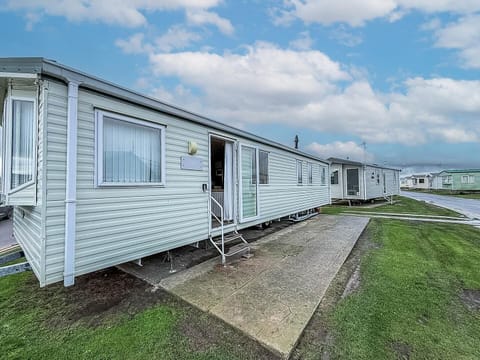 Spacious exterior with easy access for group stays