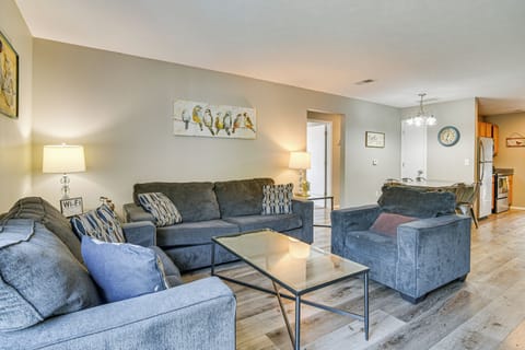 Living Room | Queen Sleeper Sofa | Free WiFi | Smart TV