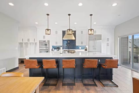 Kitchen with 5 stools