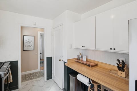 “Mi casa es su casa”—more than decor, it’s our guiding mantra. Chef’s knives, grinders, and cozy kitchen vibes make our South Bend guest retreat near Notre Dame feel like home from day one.