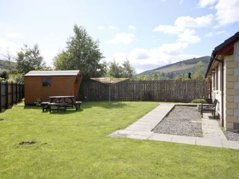 Cottage, Lawn, Garden, Yard, Backyard, Farmhouse, Garden Buildings, Landscaping, Wood Stain, Park