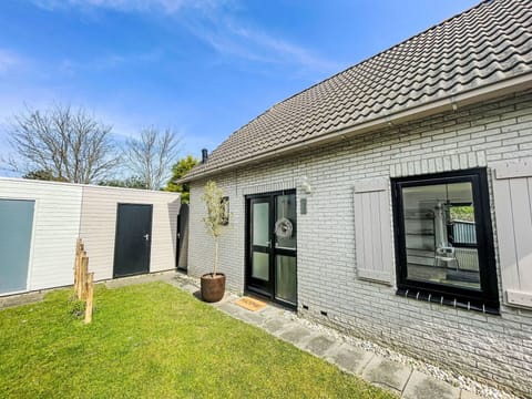 House, Home, Door, Roof, Siding, Cottage, Driveway, Lawn, Yard, Garden