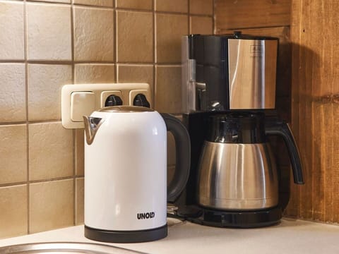 Kitchen Appliance, Small Appliance, Tableware, Home Appliance, Coffeemaker, Serveware