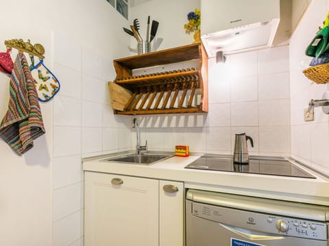 Major Appliance, Wood, Kitchen Appliance, Kitchen, Interior Design, Flooring, Room, Floor, Furniture, Countertop