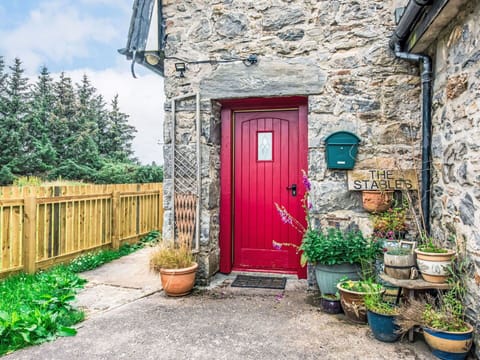 Apartment, Estate, Yard, Lawn, Landscaping, Balcony, Villa