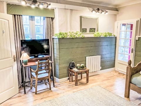 Apartment, Estate, Yard, Lawn, Landscaping, Balcony, Villa