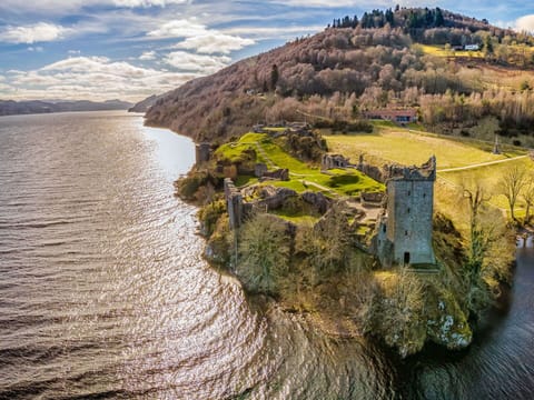 Water, Body Of Water, Natural Landscape, Highland, Landscape, Watercourse, Bank, Coastal And Oceanic Landforms, Lake, Coast