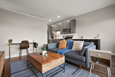 CozySuites Marquee | pool, gym #02