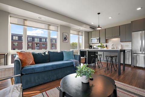 CozySuites Marquee | pool, gym #04