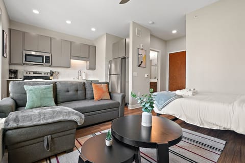 CozySuites Marquee | pool, gym #07