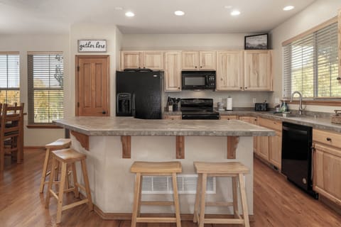 Kitchen Breakfast Bar w/ 4 stools