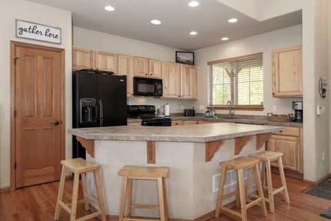 Kitchen Breakfast Bar