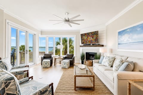 Living Area - 1906 South Beach Club - The Vacation Company