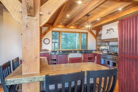 Kitchen - Bar seating for 4