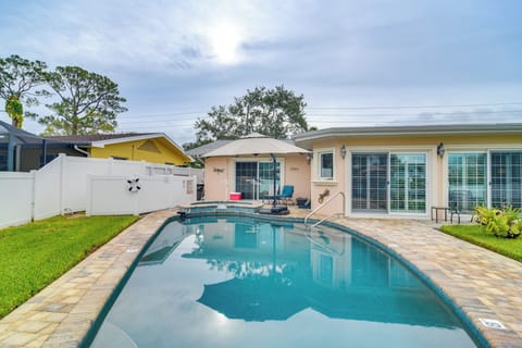 Largo Vacation Rental | 3BR | 3BA | 2 Steps Required | 2,100 Sq Ft