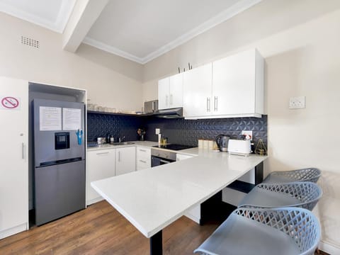 Cape Comfort - Central and Modern (217)