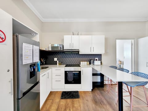 Cape Comfort - Central and Modern (218)