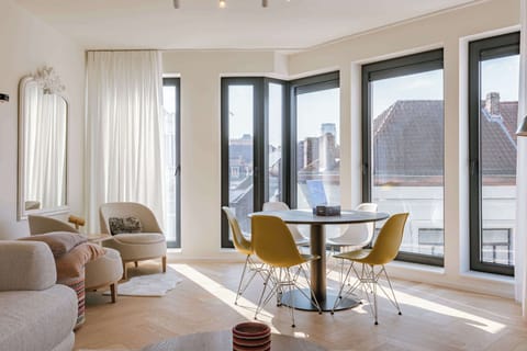 Elegant round table, ideal for dinner conversations and long mornings