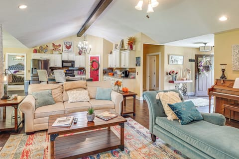 Living Room | Free WiFi | Smart TV | Central A/C | 1st Floor