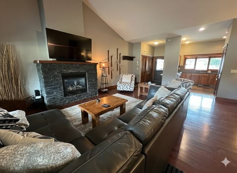 Warm, cosy and inviting. Welcome to your ultimate adventure basecamp. Open plan living at its best. Smart TV with Cable, high speed internet, gas fireplace and cosy accents and lighting.