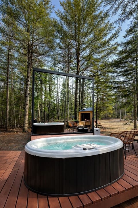 Glass house, hot tub & sauna