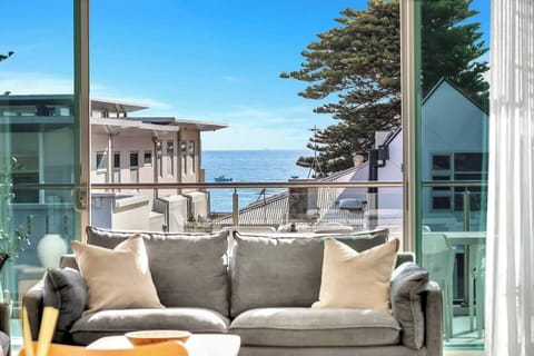 Glimpses of Henley Beach and the horizon provide a stunning backdrop for every moment.