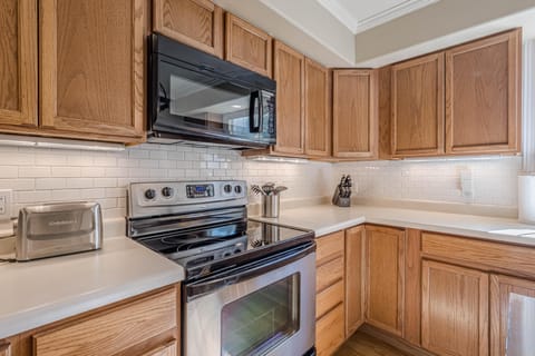 Whether you're a chef or just reheating pizza, this kitchen won’t judge you.