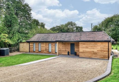 Front of Cedar Barn large driveway with ample parking 
