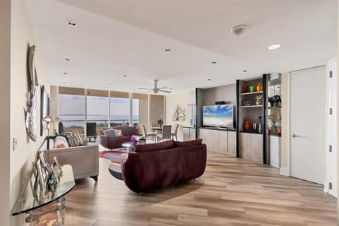Grand Bay 323 by FVC