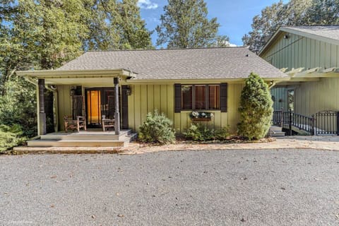 Private King Studio Cottage in North Georgia’s Blue Ridge Mountains. Cozy, stylish, and surrounded by peaceful mountain views. The perfect retreat for couples or solo travelers.
