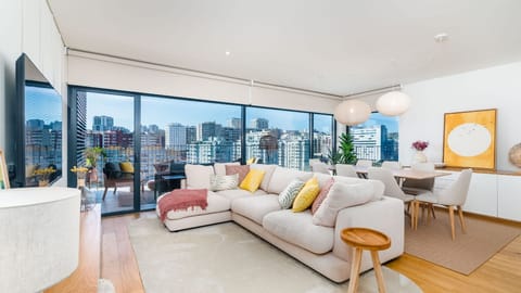 A bright, spacious living room with floor-to-ceiling windows and sweeping urban views — perfect for relaxing.
#CityView #NaturalLight #Portugal #PT #Miraflores