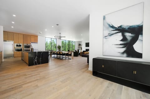 Open-Concept Living Space: Elevate your stay with stunning views and stylish decor!