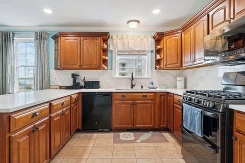 Fully equipped kitchen with all major appliances, including a dishwasher