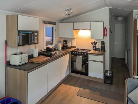 Kitchen | Chappie&rsquo;s Caravan, Rhyl