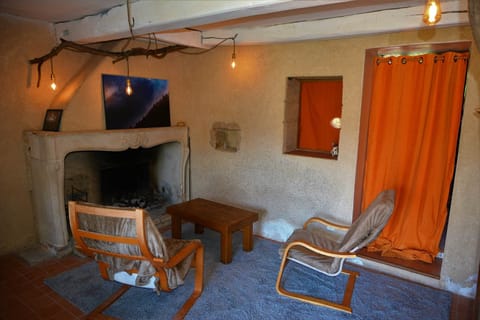 Le salon, frais l'été, vous offre un foyer durant la saison d'hiver dans le Jura