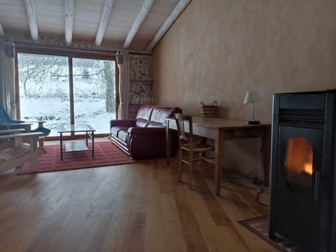 Les jours de neige, la luminosité et le confort de la chambre "Frêne" en font un cocon idéal pour votre repos