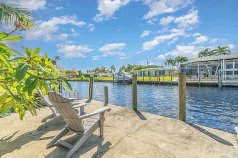 Dockside Dreams Come True! Enjoy taking the kayaks out on this canal
