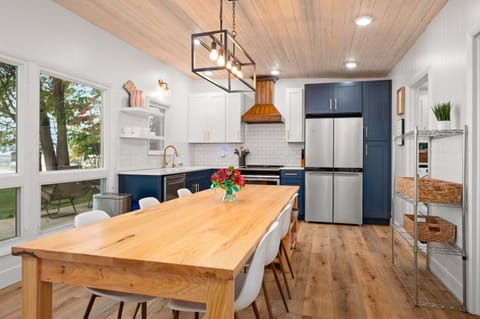 Modern Kitchen & Dining Area