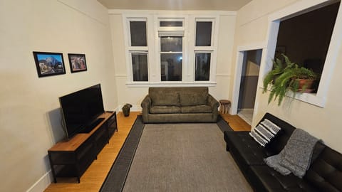Living room, seats six comfortably.