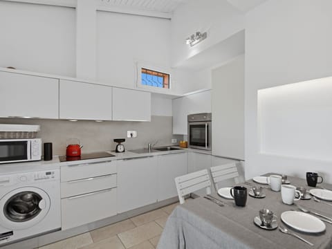 Kitchen, Kitchen Appliance, Major Appliance, Flooring, Countertop, Interior Design, Furniture, Floor, Ceiling, Home Appliance