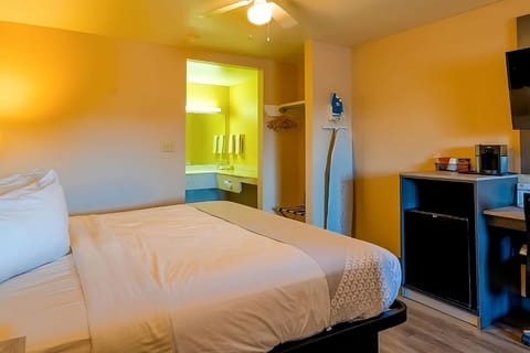 Unit with 1 King size bed. Exact unit will be assigned upon arrival. Views, colors and decor may vary.